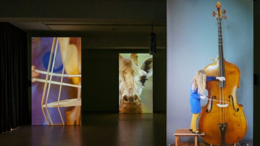 Annika Kahrs, Infra Voice, 2018, 3-channel video installation. Hamburger Kunsthalle, on permanent loan from the Fonds für Junge. Kunst of the Stiftung Hamburger Kunstsammlungen. © Annika Kahrs.