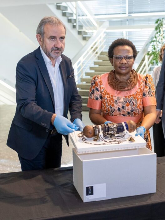 SPK president Hermann Parzinger and Esther Moombolah/Gôagoses, director of the National Museum of Namibia. Photo: © SPK / photothek.net / Thomas Imo.