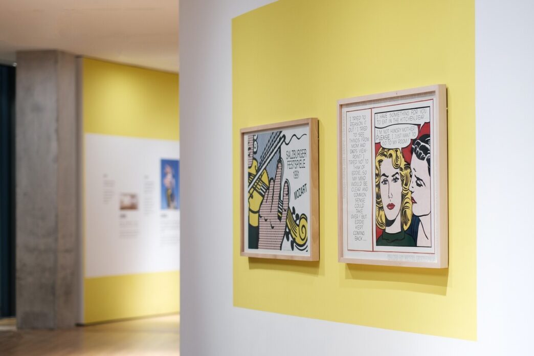 Left to right: Roy Lichtenstein, Salzburguer Festspiele, 1991.65 × 86.5 cm. Eddie - Diptych, 1985. 78 × 91 cm. Installation view. Photo: Liu Xiangli. © HEM.