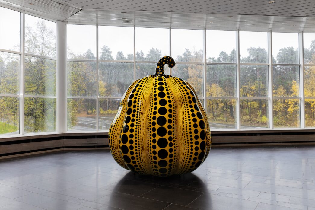 Yayoi Kusama, Pumpkin, 2016. Installation view, Henie Onstad Kunstsenter, Høvikodden, Norway. ©︎ Yayoi Kusama. Courtesy of Ota Fine Arts, Victoria Miro and David Zwirner.