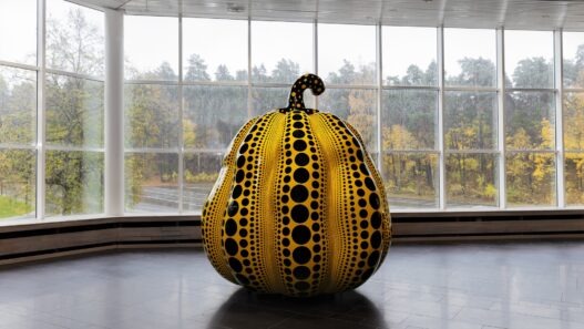 Yayoi Kusama, Pumpkin, 2016. Installation view, Henie Onstad Kunstsenter, Høvikodden, Norway. ©︎ Yayoi Kusama. Courtesy of Ota Fine Arts, Victoria Miro and David Zwirner.