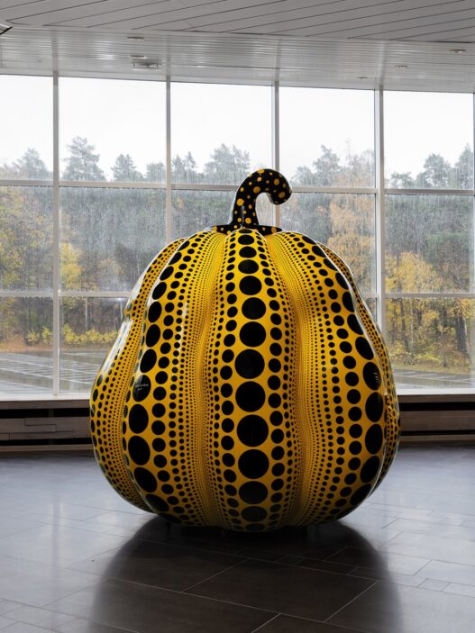 Yayoi Kusama, Pumpkin, 2016. Installation view, Henie Onstad Kunstsenter, Høvikodden, Norway. ©︎ Yayoi Kusama. Courtesy of Ota Fine Arts, Victoria Miro and David Zwirner.