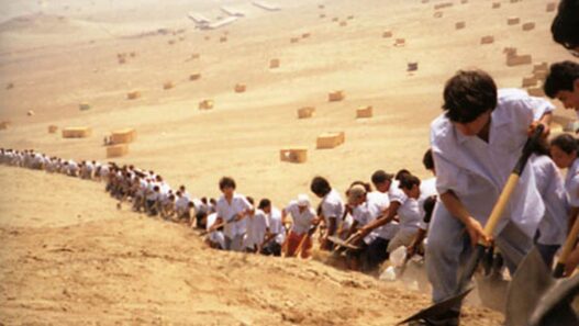 Francis Alÿs, When Faith Moves Mountains, Lima, Peru, April 11, 2002. Collection M HKA, Antwerp / Collection Flemish Community.