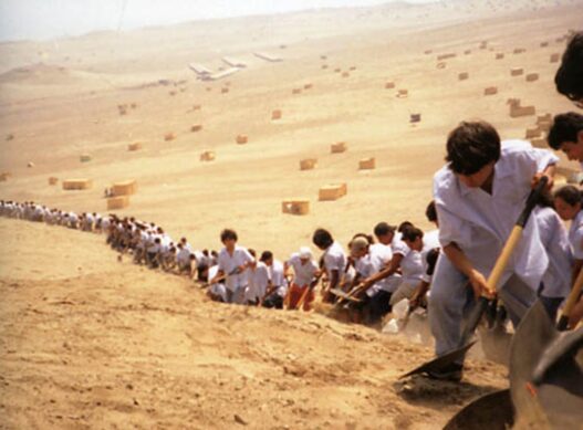 Francis Alÿs, When Faith Moves Mountains, Lima, Peru, April 11, 2002. Collection M HKA, Antwerp / Collection Flemish Community.