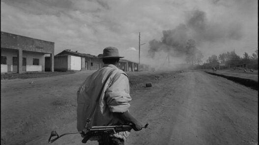 Jack Picone - Rwanda - An RPF soldier (Rwandan Patrioric Front) advancing in Gikoro district, 1994. ©Jack Picone