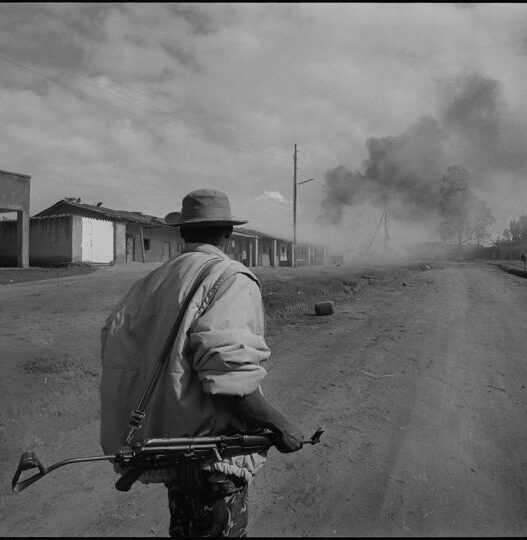 Jack Picone - Rwanda - An RPF soldier (Rwandan Patrioric Front) advancing in Gikoro district, 1994. ©Jack Picone