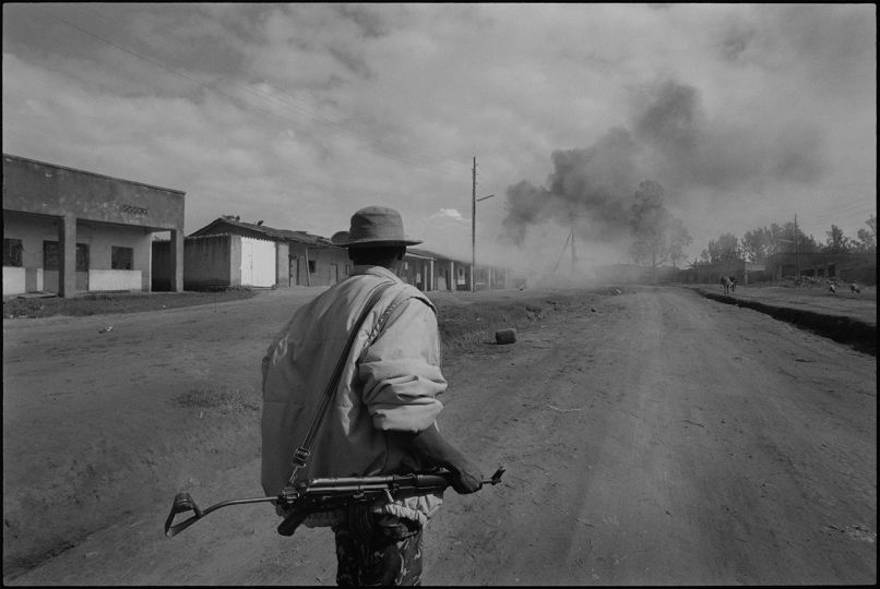 Jack Picone - Rwanda - An RPF soldier (Rwandan Patrioric Front) advancing in Gikoro district, 1994. ©Jack Picone