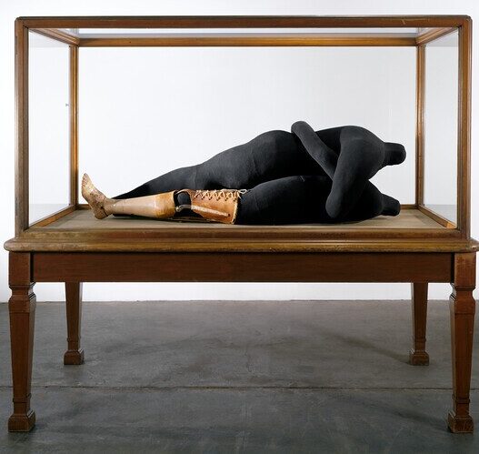 Louise Bourgeois, Couple IV, 1997. Fabric, leather, stainless steel and plastic, 50.8 x 165.1 x 77.5 cm. © The Easton Foundation/VG Bild-Kunst, Bonn 2021. Photo: Christopher Burke.