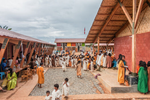 Marta Maccaglia (Semillas), Paulo Afonso, Ignacio Bosch, Borja Bosch, Chuquibambilla School, Pangoa, Perú, 2013. Photo: Paulo Afonso.