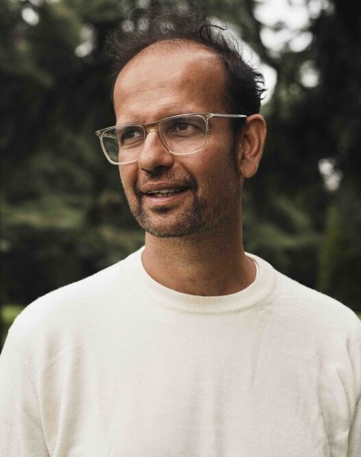 Tino Sehgal in the grounds at Blenheim. Photo by Edd Horder. Courtesy of Blenheim Art Foundation.