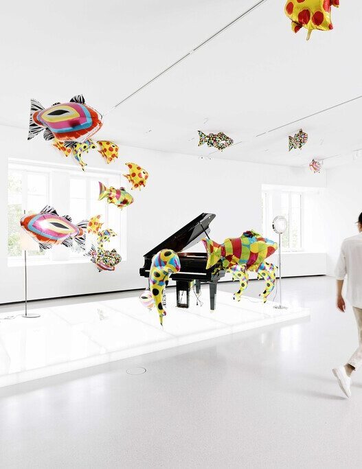 Philippe Parreno, Quasi Objects : My Room is a Fish Bowl, AC/DC Snakes, Happy Ending, Il Tempo del Postino, Opalescent acrylic glass podium, Disklavier Piano, 2014–2022. Photo: Aurélien Mole.