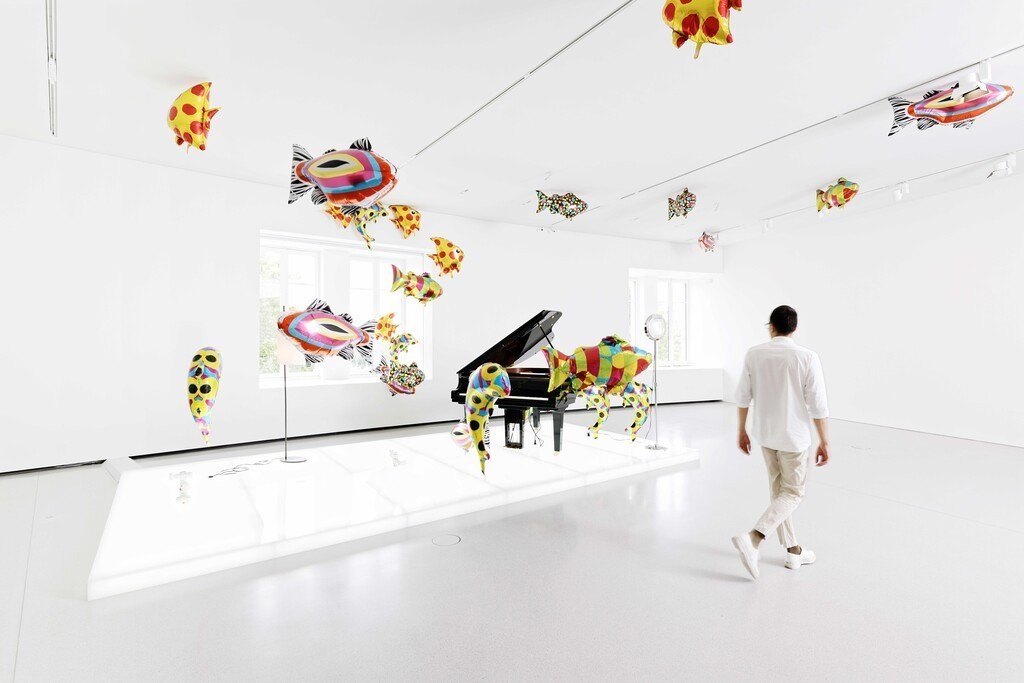 Philippe Parreno, Quasi Objects : My Room is a Fish Bowl, AC/DC Snakes, Happy Ending, Il Tempo del Postino, Opalescent acrylic glass podium, Disklavier Piano, 2014–2022. Photo: Aurélien Mole.