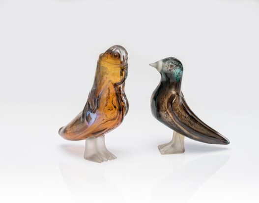 Felekşan Onar, Tereus and Messenger Bird, 2022. Mouth-blown glass, 24.5 x 23 x 10cm and 18 x 24.5 x 10.5 cm. Photo: Kerem Sanlıman