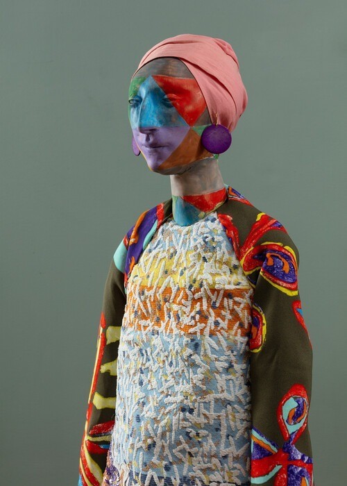 Francis Upritchard, Cat Queen, 2020. Steel and foil armature, acrylic padding, paint, modelling material, fabric, leather, crystals, earrings, 110 x 40 x 30 cm. Courtesy of the artist and Kate MacGarry. Photo: Angus Mill.