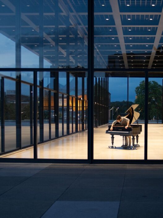 Allora & Calzadilla, Stop, Repair, Prepare: Variations on “Ode to Joy” for a Prepared Piano in der Neuen Nationalgalerie. © Staatliche Museen zu Berlin, Nationalgalerie / Near Future. Courtesy of the artist and Castello di Rivoli Museo d’Arte Contemporanea, Rivoli-Torino on loan from Fondazione per l’Arte Moderna e Contemporanea CRT.