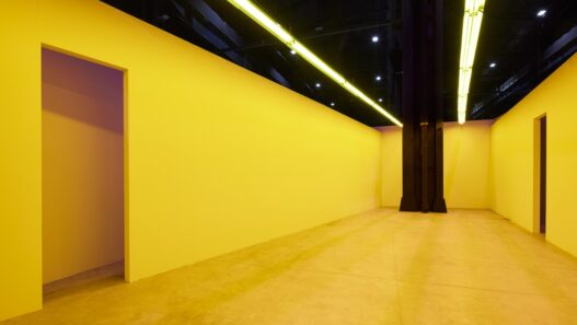 Bruce Nauman, Left or Standing, Standing or Left Standing, 1971/1999. Installation view, Pirelli HangarBicocca, Milan, 2022. Dia Art Foundation; Partial gift, Lannan Foundation, 2013. © 2022 Bruce Nauman / SIAE. Courtesy of the artist; Sperone Westwater, New York, and Pirelli HangarBicocca, Milan. Photo: Agostino Osio.