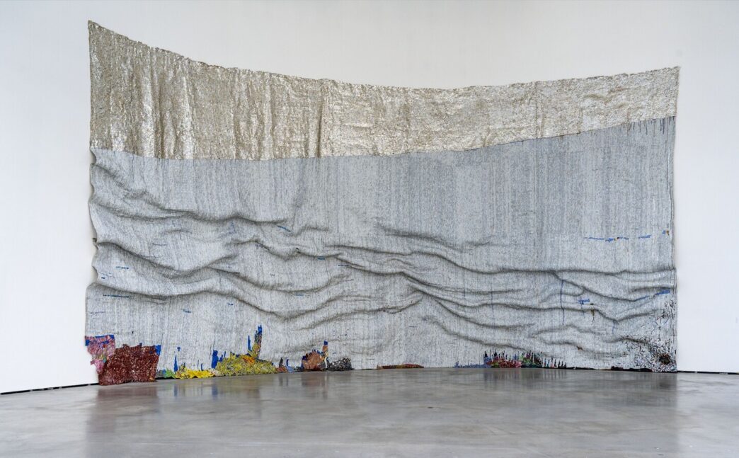 El Anatsui, Rising Sea, 2019. Aluminum and copper wire, 800 x 1400 cm. Guggenheim Bilbao Museoa.