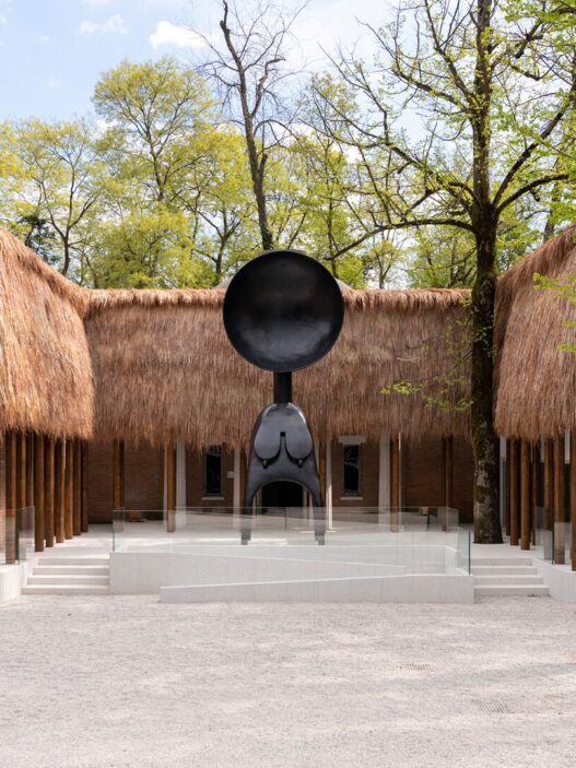 Simone Leigh: Façade, 2022. Thatch, steel, and wood, dimensions variable. Satellite, 2022. Bronze, 24 feet x 10 feet x 7 feet 7 inches (overall). Courtesy of the artist and Matthew Marks Gallery. Photo: Timothy Schenck. © Simone Leigh.