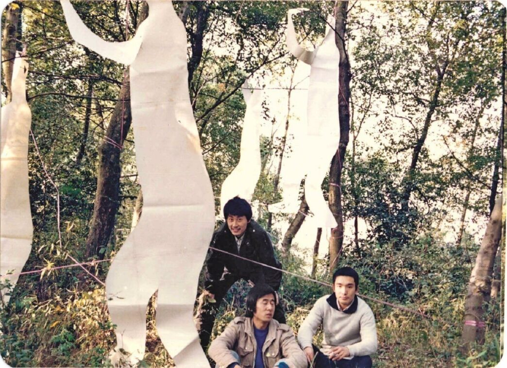 Pond Society, Work No. 2, Strollers In The Green Space, 1986. © Zhang Peili.-Sigg Fellowship