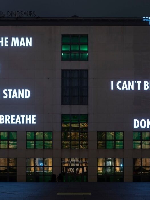 Jenny Holzer, IN MEMORIAM, 2020. Light projection, Hamburger Kunsthalle, Hamburg, Germany. Text: transcription of George Floyd’s last words plus 115 names of Black individuals who lost their lives to police violence and/or other forms of racial violence. © 2022 Jenny Holzer, member Artists Rights Society (ARS), NY / VG Bild-Kunst, Bonn 2022. Photo: Christoph Irrgang.