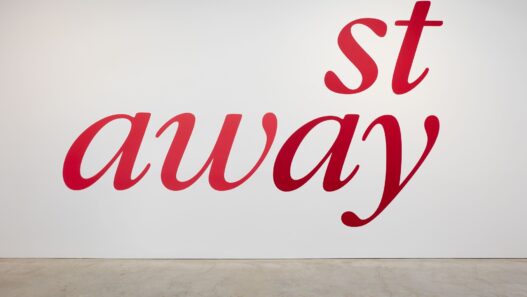 Kay Rosen, Stay Away, 2021. Acrylic paint on wall, dimensions variable. Installation view, Sikkema Jenkins & Co, New York. © Kay Rosen. Courtesy of Sikkema Jenkins & Co., New York.