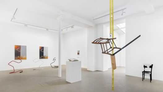 View of Je suis la chaise, Galerie Chantal Crousel, Paris (2022). Courtesy of the artists and Galerie Chantal Crousel, Paris. Photo: Martin Argyroglo. 