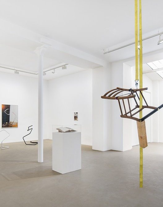 View of Je suis la chaise, Galerie Chantal Crousel, Paris (2022). Courtesy of the artists and Galerie Chantal Crousel, Paris. Photo: Martin Argyroglo. 