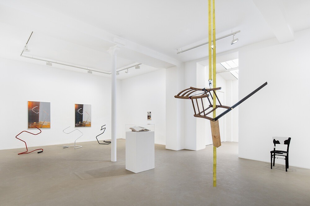 View of Je suis la chaise, Galerie Chantal Crousel, Paris (2022). Courtesy of the artists and Galerie Chantal Crousel, Paris. Photo: Martin Argyroglo. 