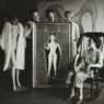 Hermann Landshoff, André Breton, Marcel Duchamp, Max Ernst [standing behind Morris Hirshfield’s Nude at the Window (Hot Night in July)], and Leonora Carrington (seated) at Peggy Guggenheim’s townhouse, Fall 1942, New York, NY. Digital print (original: gelatin silver print, 60 x 60 inches). © bpk. Digital image: bpk-Bildagentur/Münchner Stadtmuseum/Hermann Landshoff/Art Resource, New York.