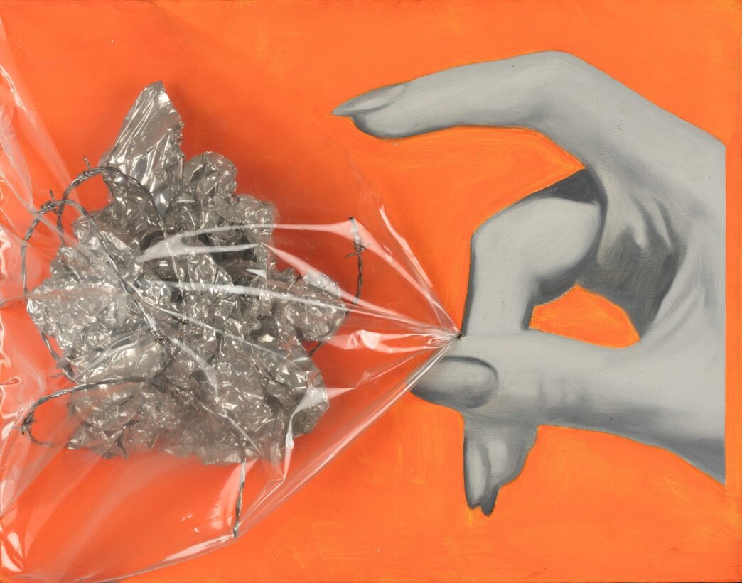 James Rosenquist, Wrap II, 1964. Mixed media: plastic foil, aluminum foil, barbed wire an oil on linen, 36 x 46 x 15 cm. © Museum Ulm Collection Kurt Fried Foundation. Photo: Oleg Kuchar, Ulm. © James Rosenquist Foundation. Used by permission. All rights reserved / VG Bild-Kunst, Bonn 2023. SChirn Kunsthalle Frankfurt.