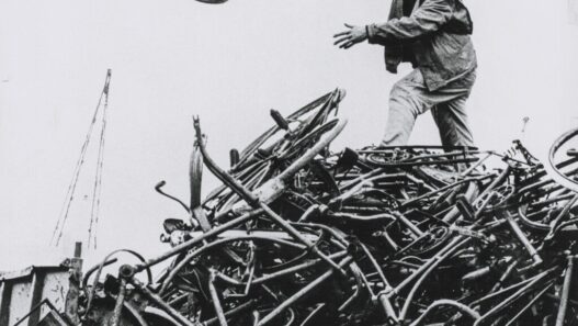 Jean Tinguely looking for materials, Paris, 1960. Photo: unknown. Museum Tinguely.