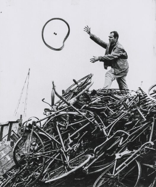 Jean Tinguely looking for materials, Paris, 1960. Photo: unknown. Museum Tinguely.