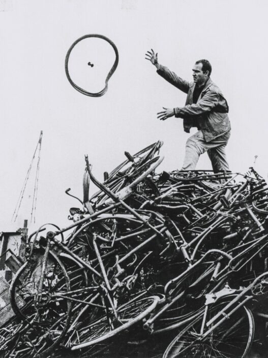 Jean Tinguely looking for materials, Paris, 1960. Photo: unknown. Museum Tinguely.