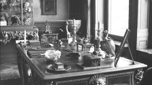 View of a private room of Maximilian von Goldschmidt-Rothschild in the Rothschild-Palais with parts of his collection, a few days after the Nazi persecution-related sale of the art collection to the city of Frankfurt. November, 1938. © Museum Angewandte Kunst.