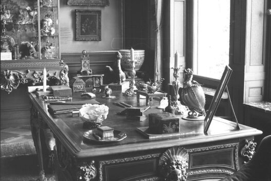 View of a private room of Maximilian von Goldschmidt-Rothschild in the Rothschild-Palais with parts of his collection, a few days after the Nazi persecution-related sale of the art collection to the city of Frankfurt. November, 1938. © Museum Angewandte Kunst.