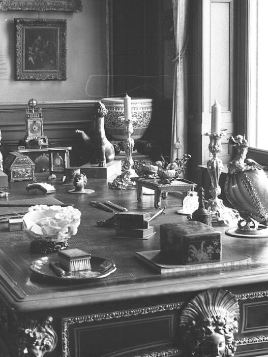 View of a private room of Maximilian von Goldschmidt-Rothschild in the Rothschild-Palais with parts of his collection, a few days after the Nazi persecution-related sale of the art collection to the city of Frankfurt. November, 1938. © Museum Angewandte Kunst.