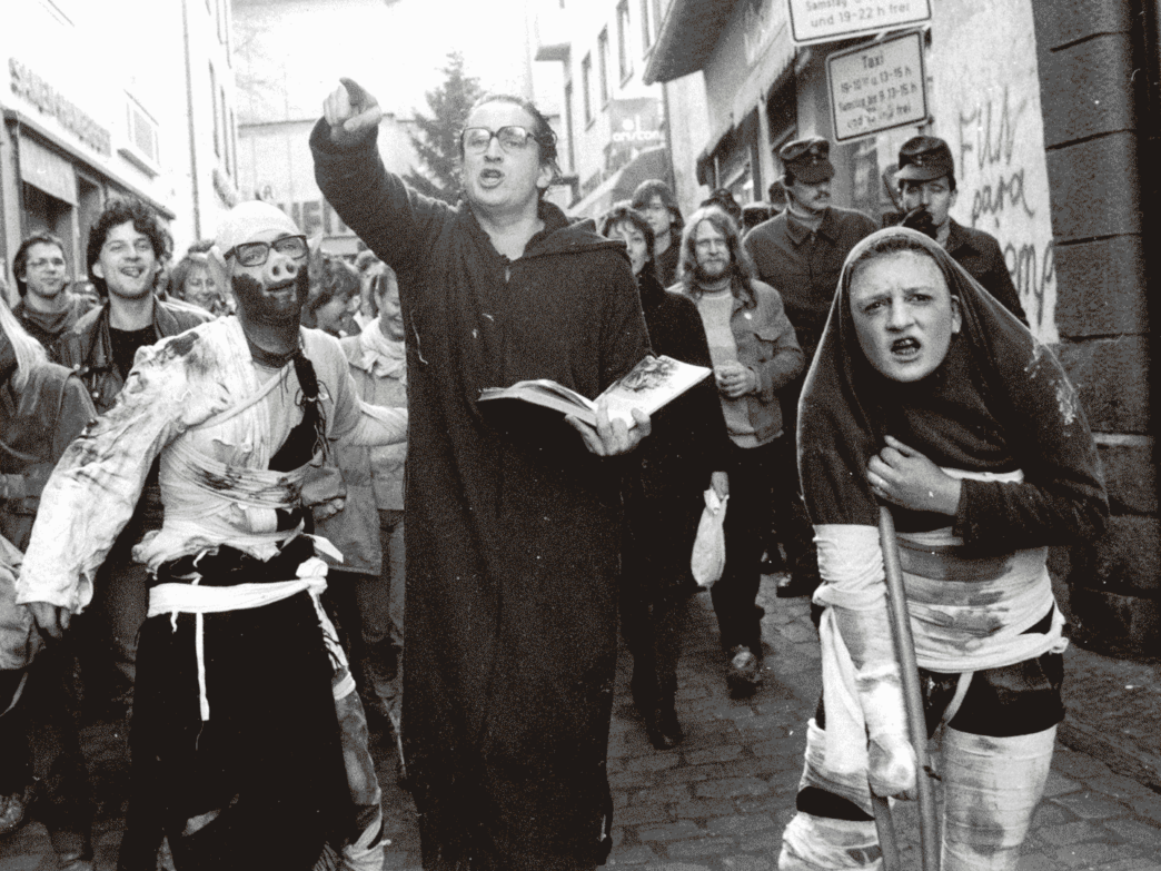 Shopping frenzy demo with Matthias Deutschmann as a penitential preacher, December 1984. © unknown. Biennale für Freiburg.