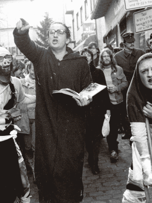 Shopping frenzy demo with Matthias Deutschmann as a penitential preacher, December 1984. © unknown. Biennale für Freiburg.