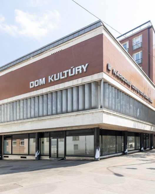 Title: Kunsthalle Bratislava Director Resigns Amid Funding Cuts and Political Pressure