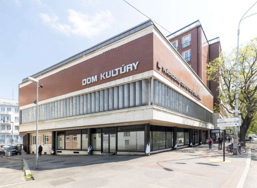 Title: Kunsthalle Bratislava Director Resigns Amid Funding Cuts and Political Pressure